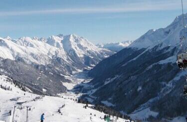 Contact Elisabeth Wechselberger GmbH. Familie Wechselberger A-6580 St. Christoph am Arlberg / St. Anton / Tirol / sterreich Phone + 43 / (0) 54 46 / 36 66, Imprint Alpenhotel St. Christoph - Arlberg 1.800 m